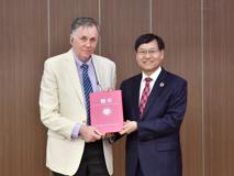 荣获2023年中国国际科学技术合作奖的诺奖得主巴里·马歇尔教授受聘17live
讲席教授