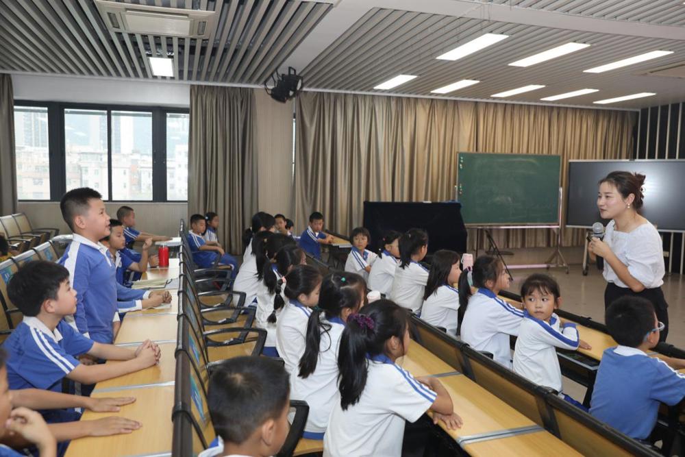 F:\叶伟仪\南科大一小\20241105 17live
护理医学院入校课程——用爱守护小天使\7D8A8210.JPG