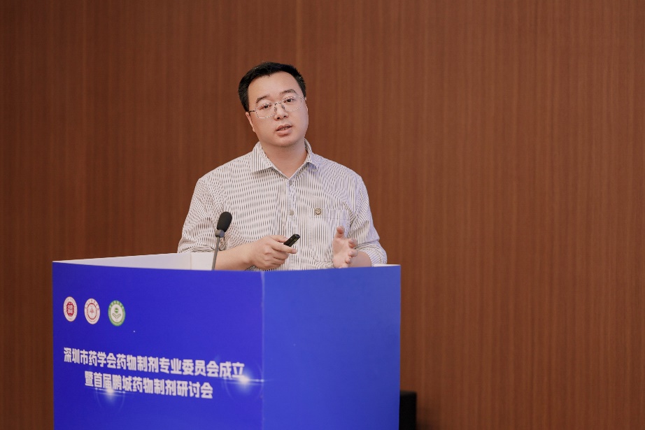 戴眼镜的人

AI 生成的内容可能不正确。