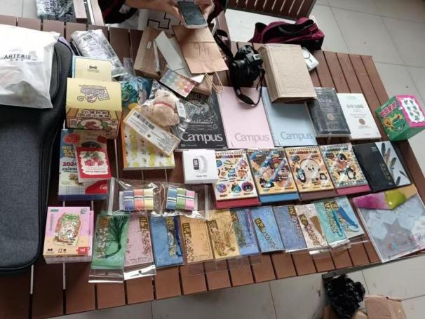 桌子上有好几份传单和广告
中度可信度描述已自动生成